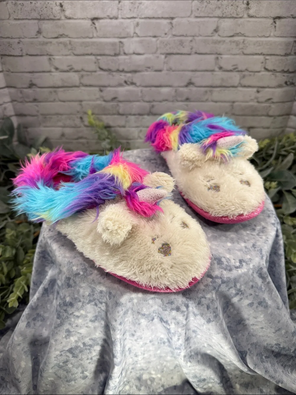 DEARFOAMS - White Fuzzy Plush 3D Unicorn Slippers - Girls 2-3 🦄 EUC